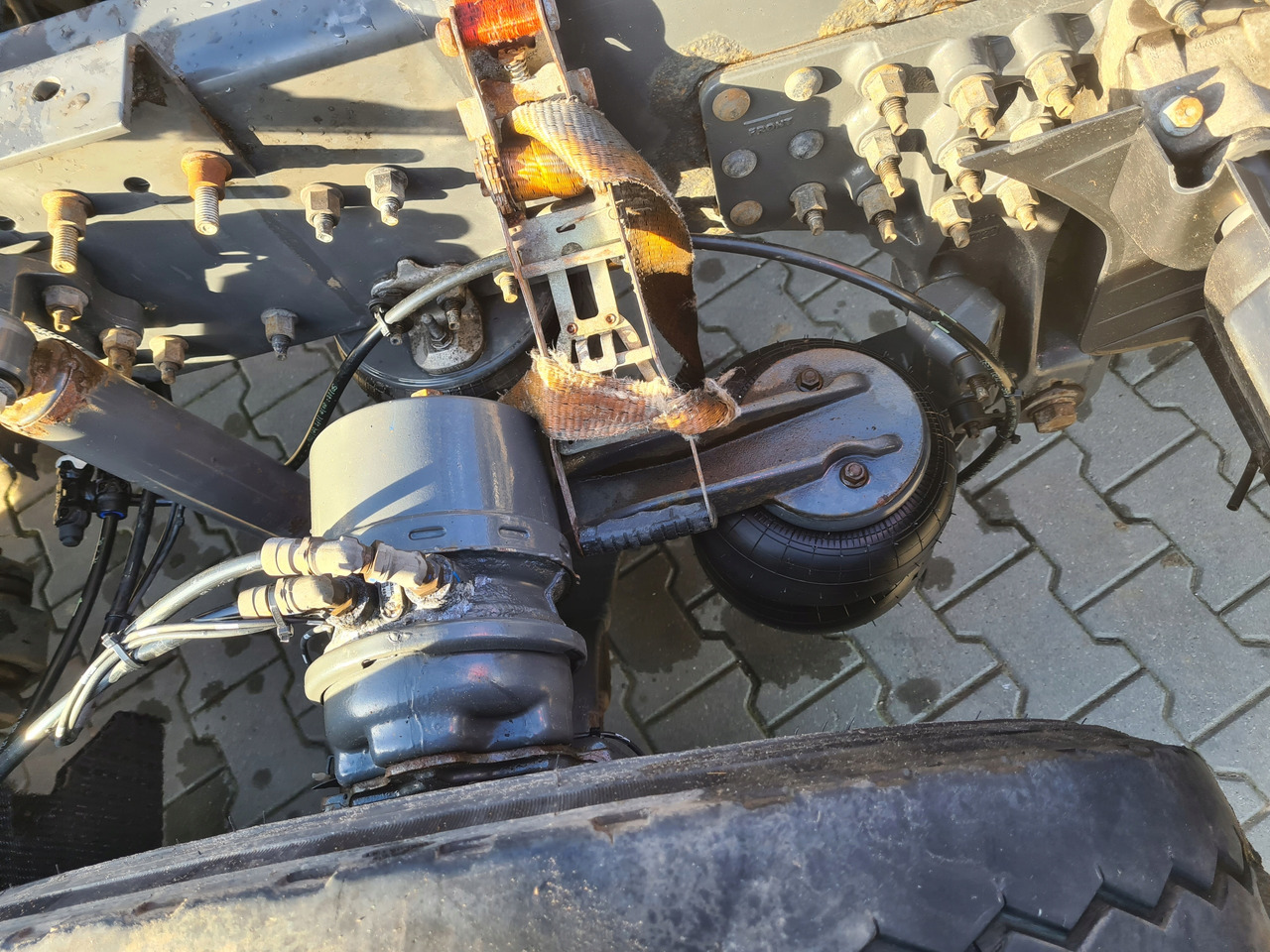 BELKA OŚ TYŁ WLECZONA PODNOSZONA KOMPLETNA RENAULT GAMA T VOLVO PUSHER 6x2 - Vedrustus: pilt 3 BELKA OŚ TYŁ WLECZONA PODNOSZONA KOMPLETNA RENAULT GAMA T VOLVO PUSHER 6x2 - Vedrustus: pilt 3