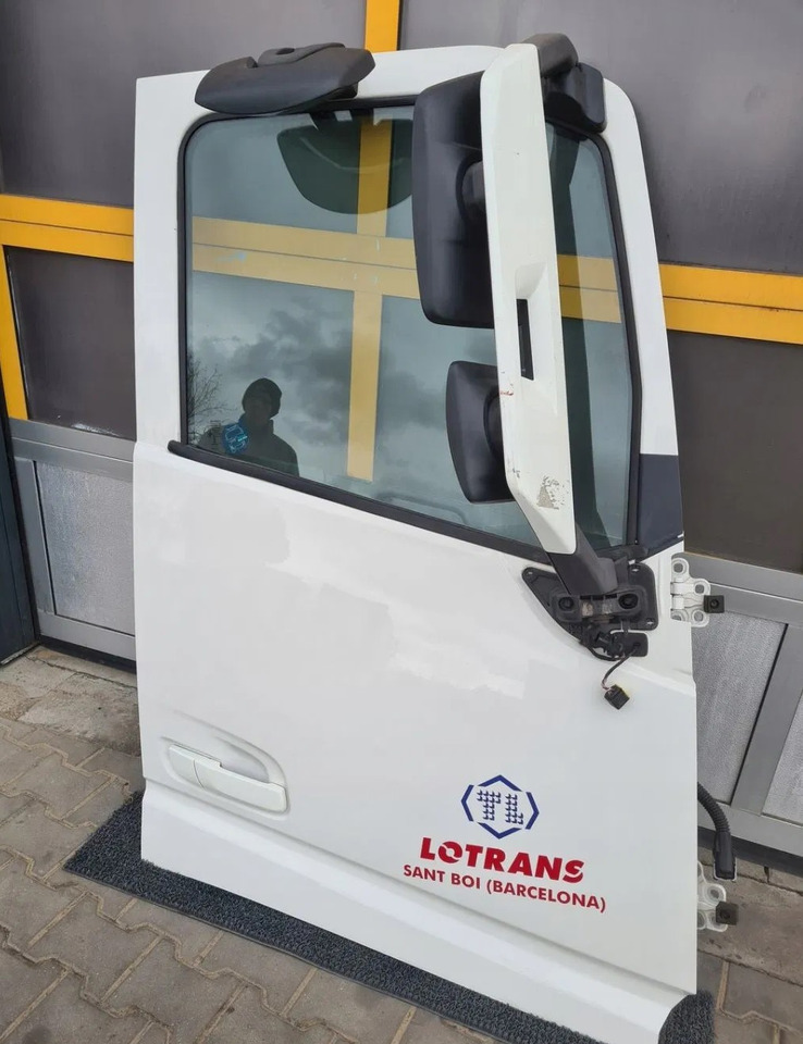 DRZWI KOMPLETNE PRAWE VOLVO FH 4 1103 - Uks ja varuosad: pilt 1 DRZWI KOMPLETNE PRAWE VOLVO FH 4 1103 - Uks ja varuosad: pilt 1