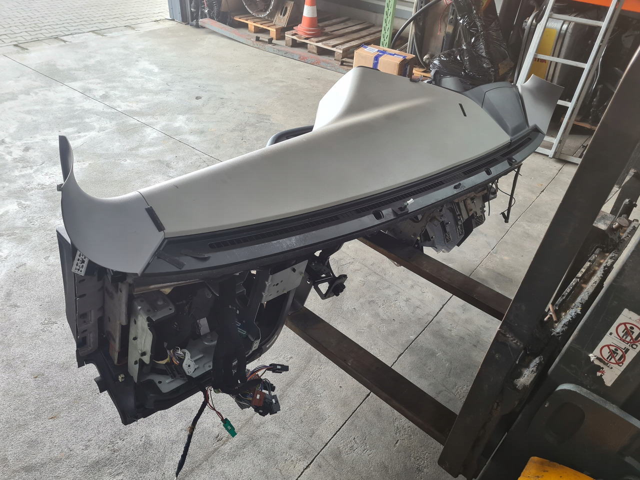 FORD KONSOLA KOMPLETNA KOKPIT DESKA ROZDZIELCZA STELAŻ FORD F-MAX 500 TRUCKS - Armatuurlaud - Veoauto: pilt 4 FORD KONSOLA KOMPLETNA KOKPIT DESKA ROZDZIELCZA STELAŻ FORD F-MAX 500 TRUCKS - Armatuurlaud - Veoauto: pilt 4