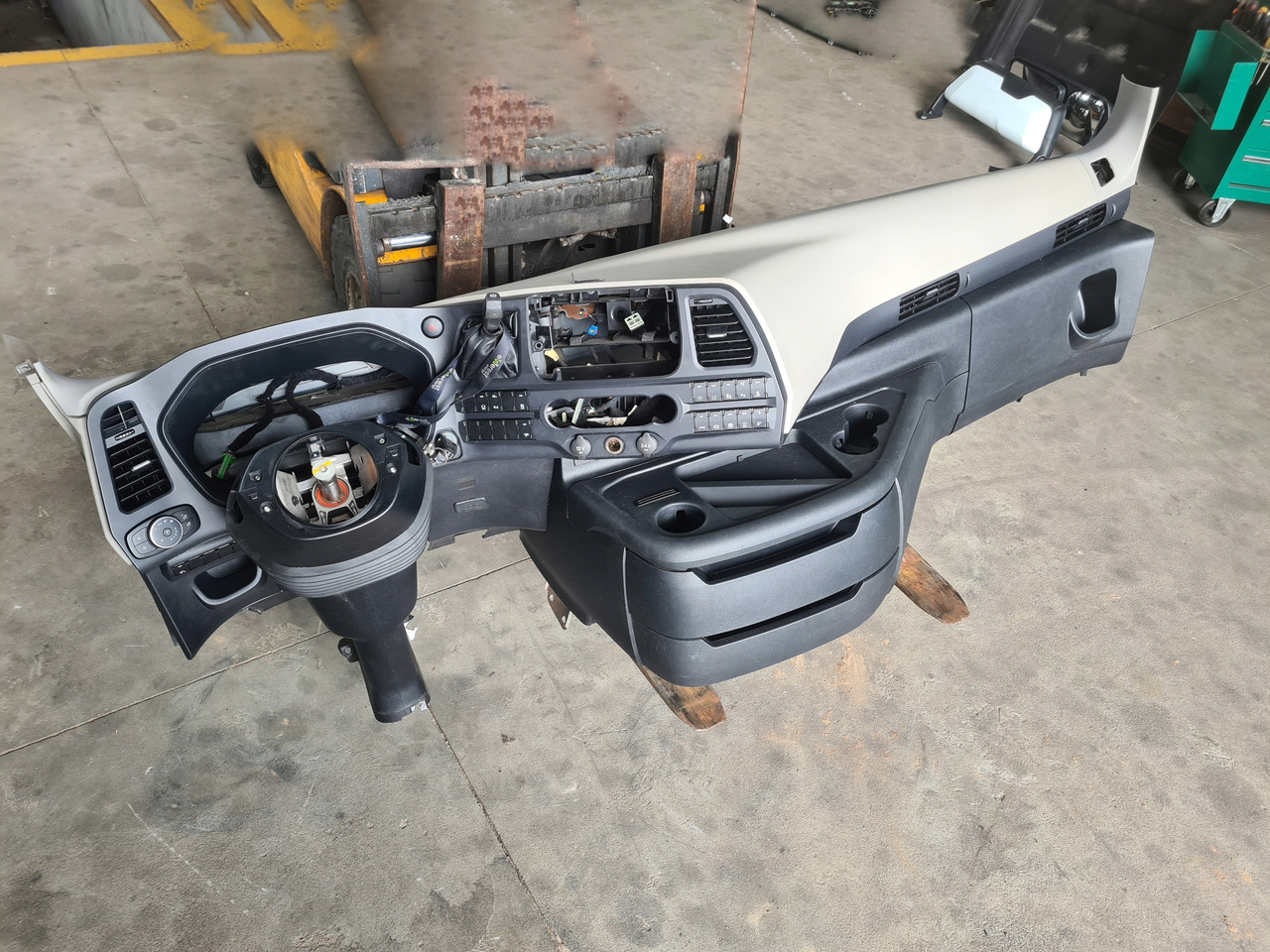 FORD KONSOLA KOMPLETNA KOKPIT DESKA ROZDZIELCZA STELAŻ FORD F-MAX 500 TRUCKS - Armatuurlaud - Veoauto: pilt 2 FORD KONSOLA KOMPLETNA KOKPIT DESKA ROZDZIELCZA STELAŻ FORD F-MAX 500 TRUCKS - Armatuurlaud - Veoauto: pilt 2