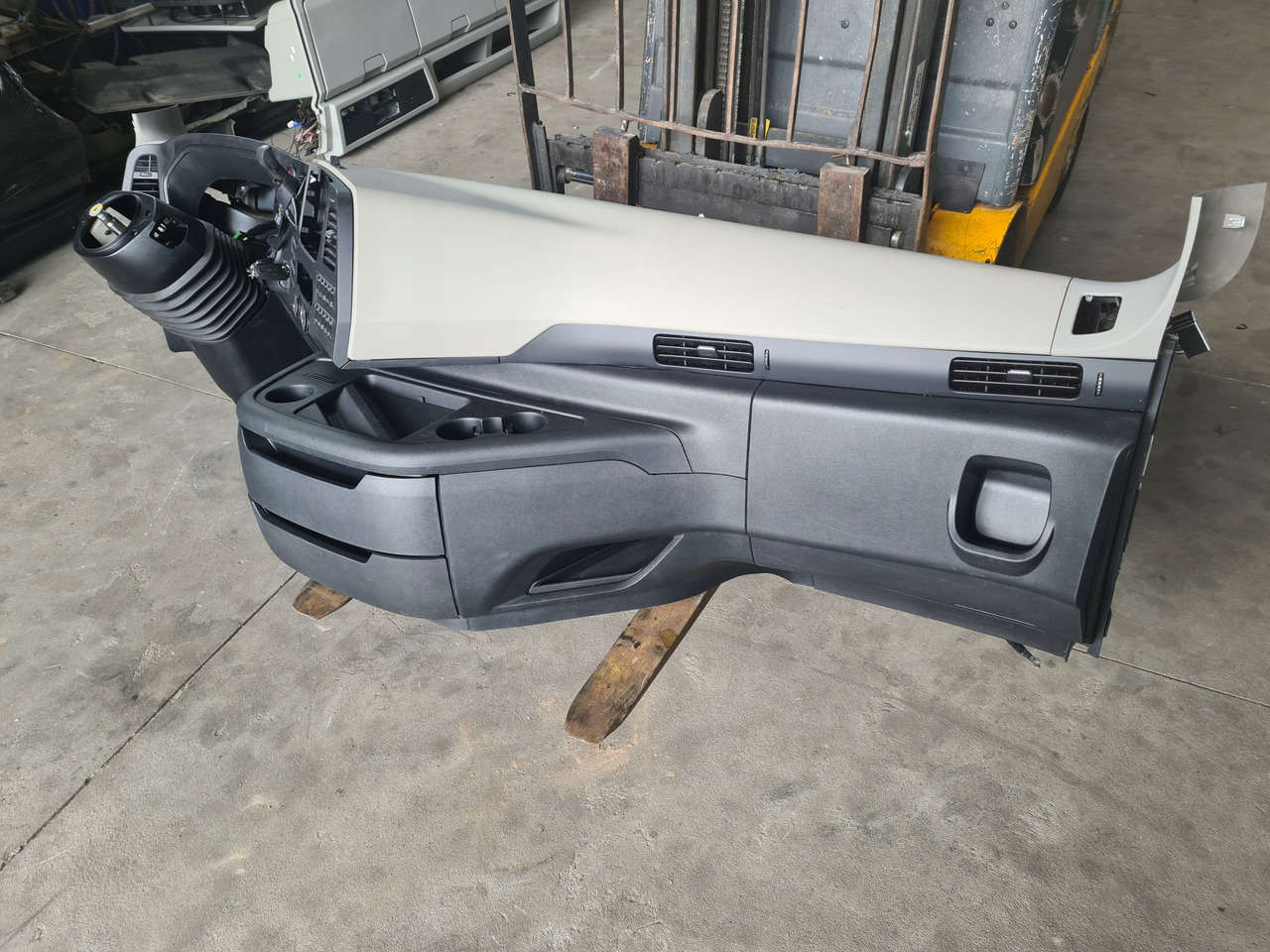 FORD KONSOLA KOMPLETNA KOKPIT DESKA ROZDZIELCZA STELAŻ FORD F-MAX 500 TRUCKS - Armatuurlaud - Veoauto: pilt 3 FORD KONSOLA KOMPLETNA KOKPIT DESKA ROZDZIELCZA STELAŻ FORD F-MAX 500 TRUCKS - Armatuurlaud - Veoauto: pilt 3