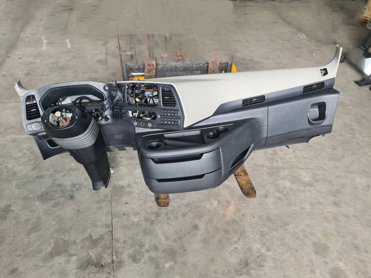 FORD KONSOLA KOMPLETNA KOKPIT DESKA ROZDZIELCZA STELAŻ FORD F-MAX 500 TRUCKS - Armatuurlaud - Veoauto: pilt 1 FORD KONSOLA KOMPLETNA KOKPIT DESKA ROZDZIELCZA STELAŻ FORD F-MAX 500 TRUCKS - Armatuurlaud - Veoauto: pilt 1