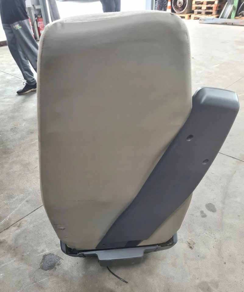 FOTEL PNEUMATYCZNY PRAWY PASAŻERA RENAULT PREMIUM MIDLUM DXI - Iste: pilt 5 FOTEL PNEUMATYCZNY PRAWY PASAŻERA RENAULT PREMIUM MIDLUM DXI - Iste: pilt 5