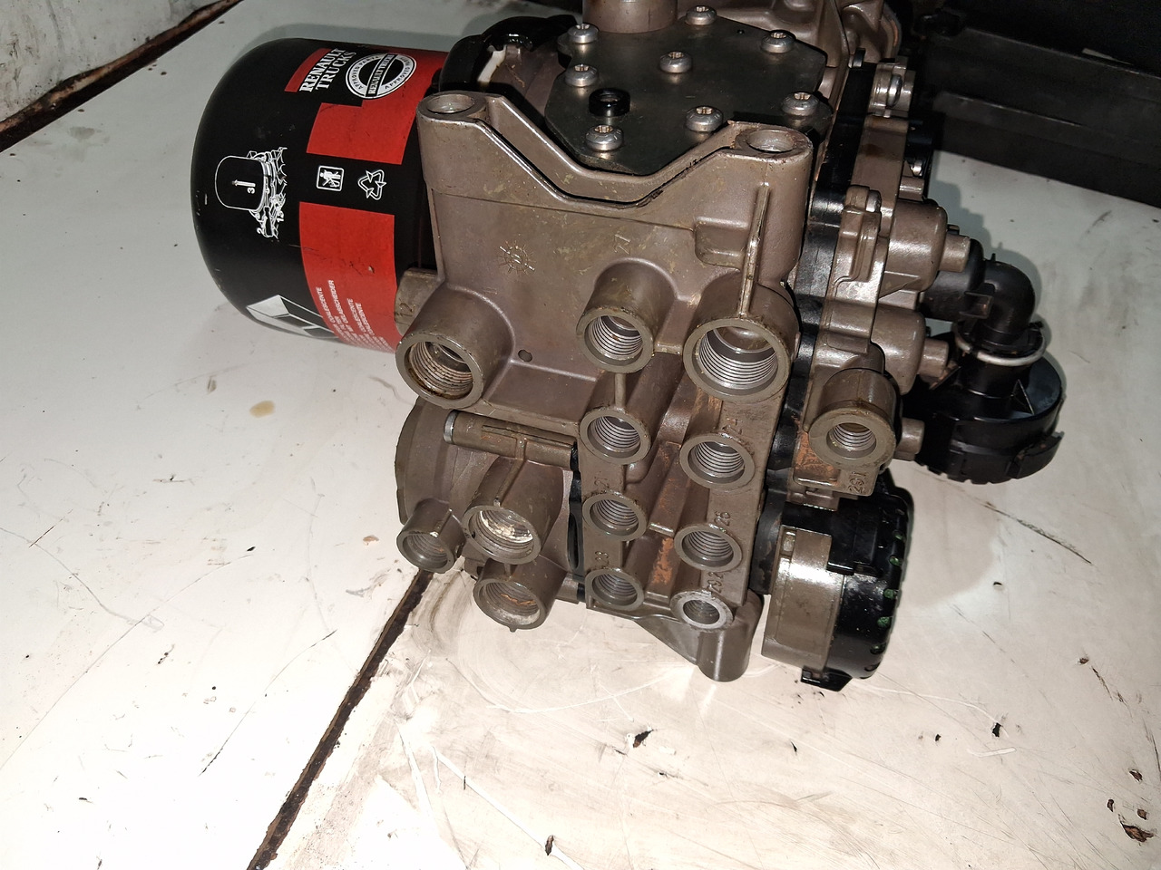 KNORR-BREMSE ZAWÓR OSUSZACZ POWIETRZA APM RENAULT GAMA T C K RANGE EURO 6 - Piduriosad - Veoauto: pilt 4 KNORR-BREMSE ZAWÓR OSUSZACZ POWIETRZA APM RENAULT GAMA T C K RANGE EURO 6 - Piduriosad - Veoauto: pilt 4