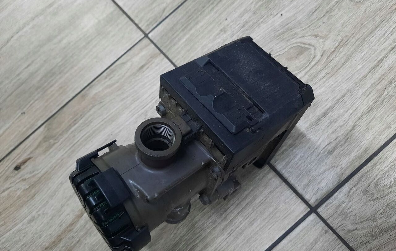 KNORR-BREMSE ZAWÓR PRZÓD MODULATOR EBS VOLVO FH FM RENAULT DXI - Piduriklapp - Veoauto: pilt 4 KNORR-BREMSE ZAWÓR PRZÓD MODULATOR EBS VOLVO FH FM RENAULT DXI - Piduriklapp - Veoauto: pilt 4