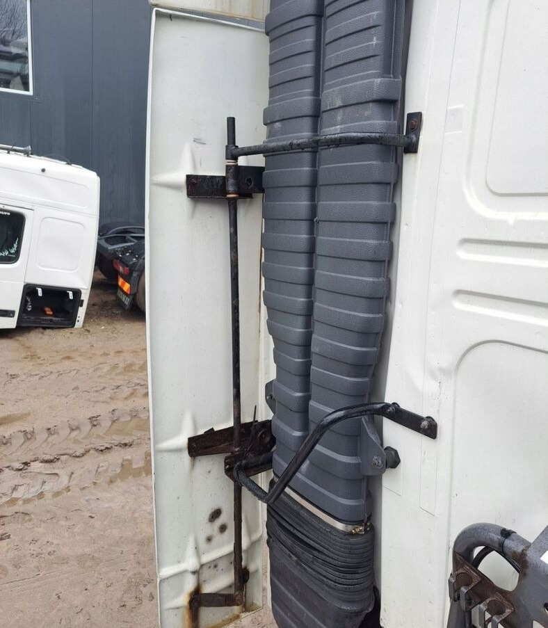 OWIEWKA LEWA SPOILER ZAKABINOWY VOLVO FH 12 13 - Aerodünaamika/ Spoiler - Veoauto: pilt 4 OWIEWKA LEWA SPOILER ZAKABINOWY VOLVO FH 12 13 - Aerodünaamika/ Spoiler - Veoauto: pilt 4