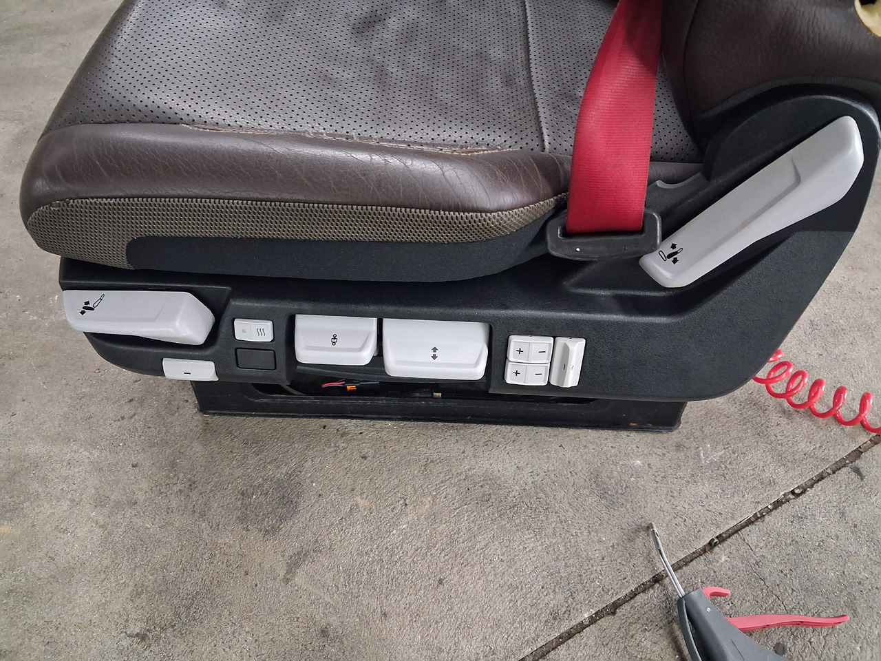 RENAULT FOTEL LEWY SIEDZENIE KIEROWCY SKÓRA PNEUMATYCZNY RENAULT RANGE GAMA T C K - Iste - Veoauto: pilt 3 RENAULT FOTEL LEWY SIEDZENIE KIEROWCY SKÓRA PNEUMATYCZNY RENAULT RANGE GAMA T C K - Iste - Veoauto: pilt 3