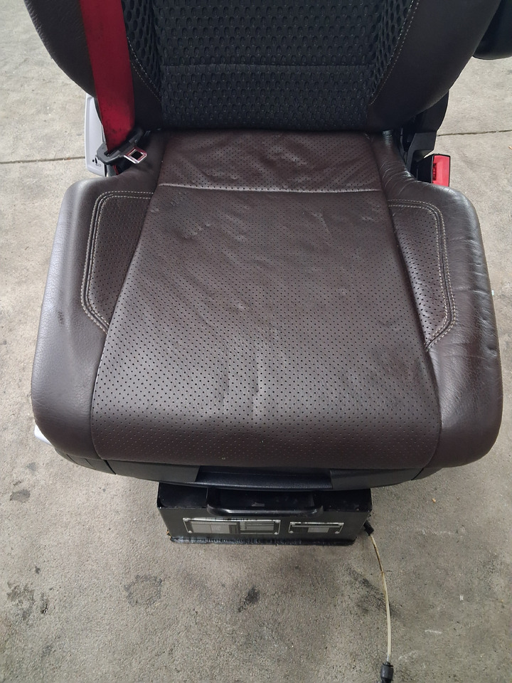 RENAULT FOTEL PRAWY SIEDZENIE PASAŻERA SKÓRA PNEUMATYCZNY RENAULT RANGE GAMA T C K - Iste - Veoauto: pilt 4 RENAULT FOTEL PRAWY SIEDZENIE PASAŻERA SKÓRA PNEUMATYCZNY RENAULT RANGE GAMA T C K - Iste - Veoauto: pilt 4