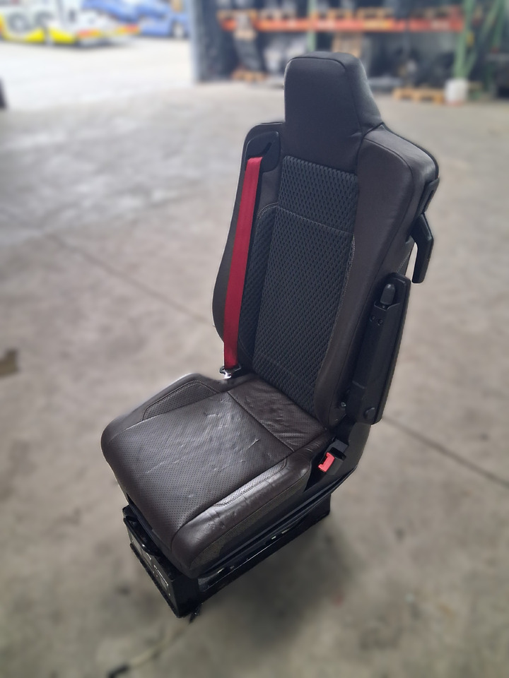 RENAULT FOTEL PRAWY SIEDZENIE PASAŻERA SKÓRA PNEUMATYCZNY RENAULT RANGE GAMA T C K - Iste - Veoauto: pilt 2 RENAULT FOTEL PRAWY SIEDZENIE PASAŻERA SKÓRA PNEUMATYCZNY RENAULT RANGE GAMA T C K - Iste - Veoauto: pilt 2