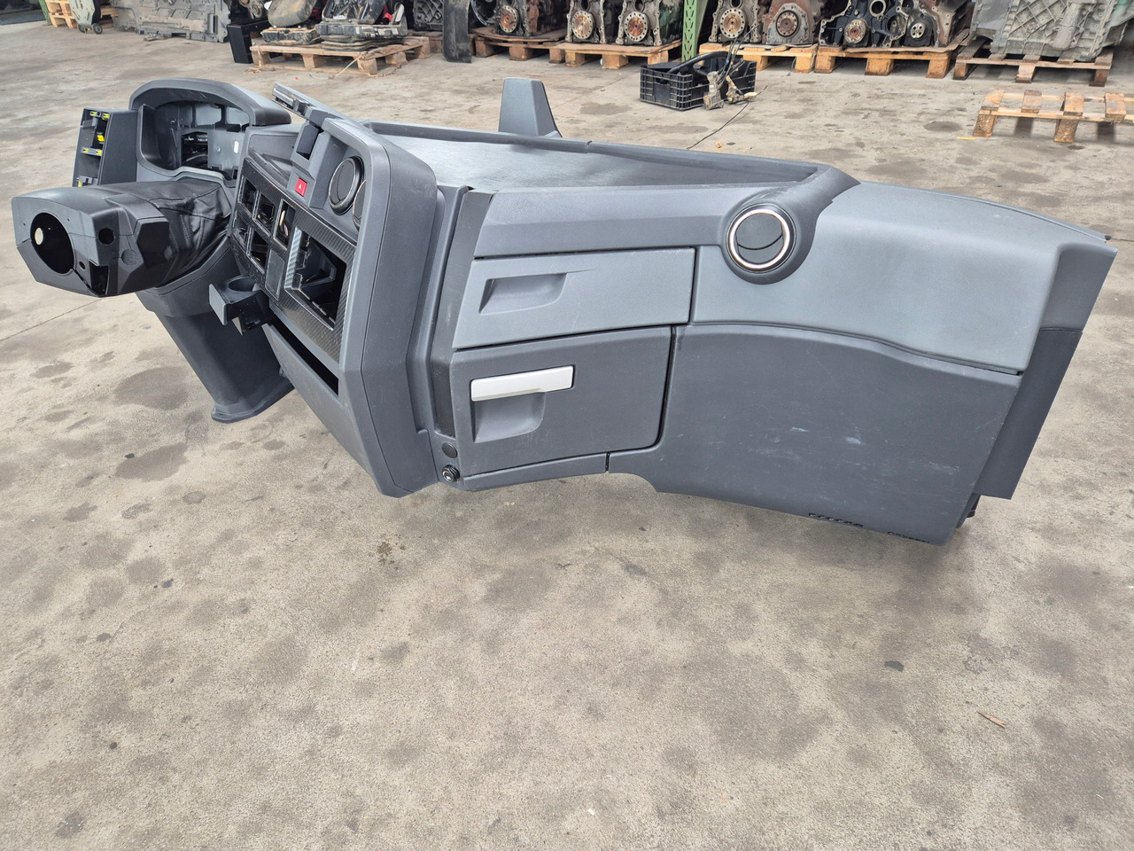 RENAULT KONSOLA KOMPLETNA KOKPIT DESKA PRZEKŁADKA ANGLIKA RENAULT GAMA T RANGE EVO - Kabiin ja interjöör - Veoauto: pilt 4 RENAULT KONSOLA KOMPLETNA KOKPIT DESKA PRZEKŁADKA ANGLIKA RENAULT GAMA T RANGE EVO - Kabiin ja interjöör - Veoauto: pilt 4