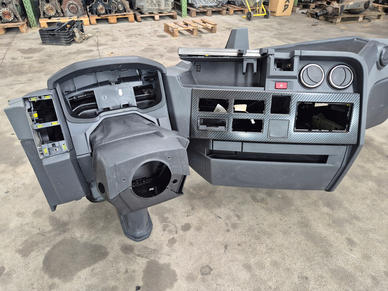 RENAULT KONSOLA KOMPLETNA KOKPIT DESKA PRZEKŁADKA ANGLIKA RENAULT GAMA T RANGE EVO - Kabiin ja interjöör - Veoauto: pilt 2 RENAULT KONSOLA KOMPLETNA KOKPIT DESKA PRZEKŁADKA ANGLIKA RENAULT GAMA T RANGE EVO - Kabiin ja interjöör - Veoauto: pilt 2