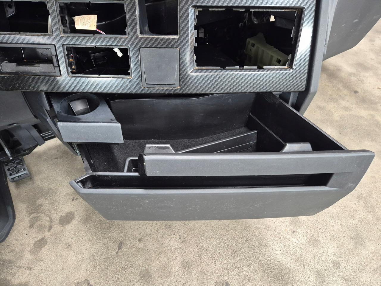 RENAULT KONSOLA KOMPLETNA KOKPIT DESKA PRZEKŁADKA ANGLIKA RENAULT GAMA T RANGE EVO - Kabiin ja interjöör - Veoauto: pilt 3 RENAULT KONSOLA KOMPLETNA KOKPIT DESKA PRZEKŁADKA ANGLIKA RENAULT GAMA T RANGE EVO - Kabiin ja interjöör - Veoauto: pilt 3