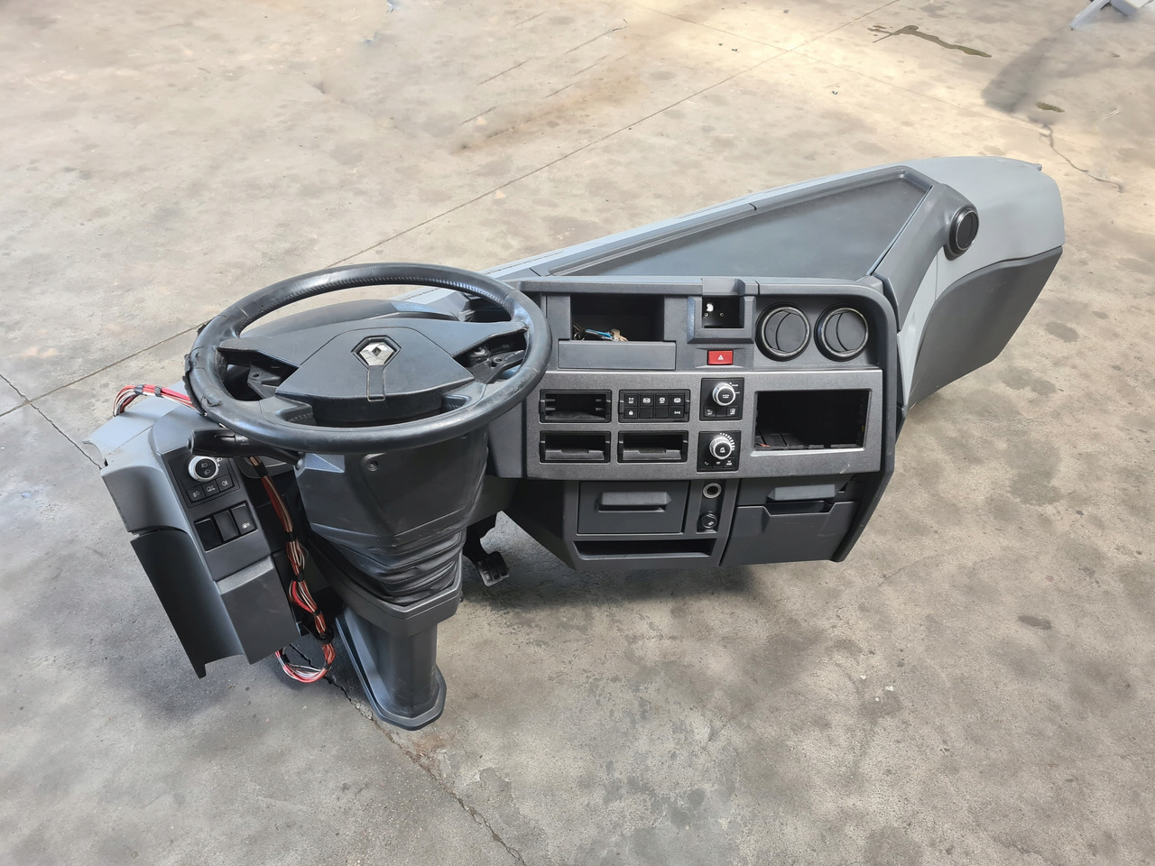 RENAULT KONSOLA KOMPLETNA KOKPIT DESKA ROZDZIELCZA PRZEKŁADKA ANGLIKA RENAULT GAMA T RANGE - Armatuurlaud - Veoauto: pilt 1 RENAULT KONSOLA KOMPLETNA KOKPIT DESKA ROZDZIELCZA PRZEKŁADKA ANGLIKA RENAULT GAMA T RANGE - Armatuurlaud - Veoauto: pilt 1