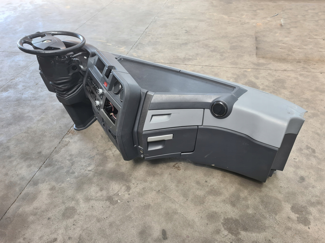 RENAULT KONSOLA KOMPLETNA KOKPIT DESKA ROZDZIELCZA PRZEKŁADKA ANGLIKA RENAULT GAMA T RANGE - Armatuurlaud - Veoauto: pilt 2 RENAULT KONSOLA KOMPLETNA KOKPIT DESKA ROZDZIELCZA PRZEKŁADKA ANGLIKA RENAULT GAMA T RANGE - Armatuurlaud - Veoauto: pilt 2