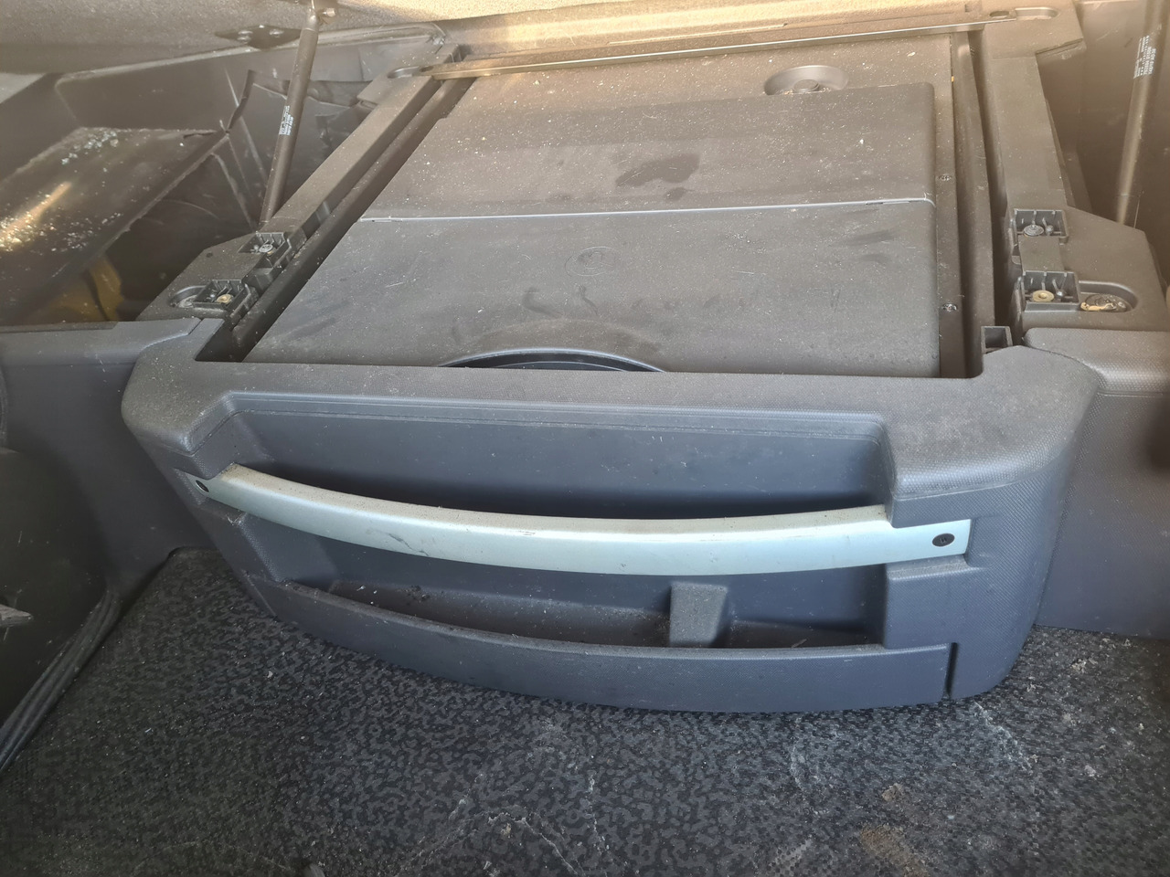 RENAULT LODÓWKA CHŁODZIARKA ORYGINAŁ RENAULT GAMA T RANGE ŚREDNIA KABINA - Kabiin ja interjöör - Veoauto: pilt 1 RENAULT LODÓWKA CHŁODZIARKA ORYGINAŁ RENAULT GAMA T RANGE ŚREDNIA KABINA - Kabiin ja interjöör - Veoauto: pilt 1