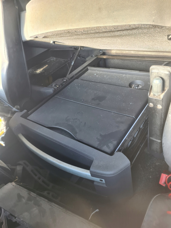 RENAULT LODÓWKA CHŁODZIARKA ORYGINAŁ RENAULT GAMA T RANGE ŚREDNIA KABINA - Kabiin ja interjöör - Veoauto: pilt 2 RENAULT LODÓWKA CHŁODZIARKA ORYGINAŁ RENAULT GAMA T RANGE ŚREDNIA KABINA - Kabiin ja interjöör - Veoauto: pilt 2