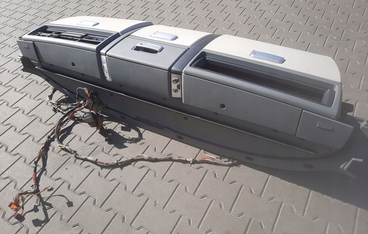 Renault KONSOLA PÓŁKA GÓRNA RENAULT GAMA T RANGE - Kabiin ja interjöör - Veoauto: pilt 3 Renault KONSOLA PÓŁKA GÓRNA RENAULT GAMA T RANGE - Kabiin ja interjöör - Veoauto: pilt 3