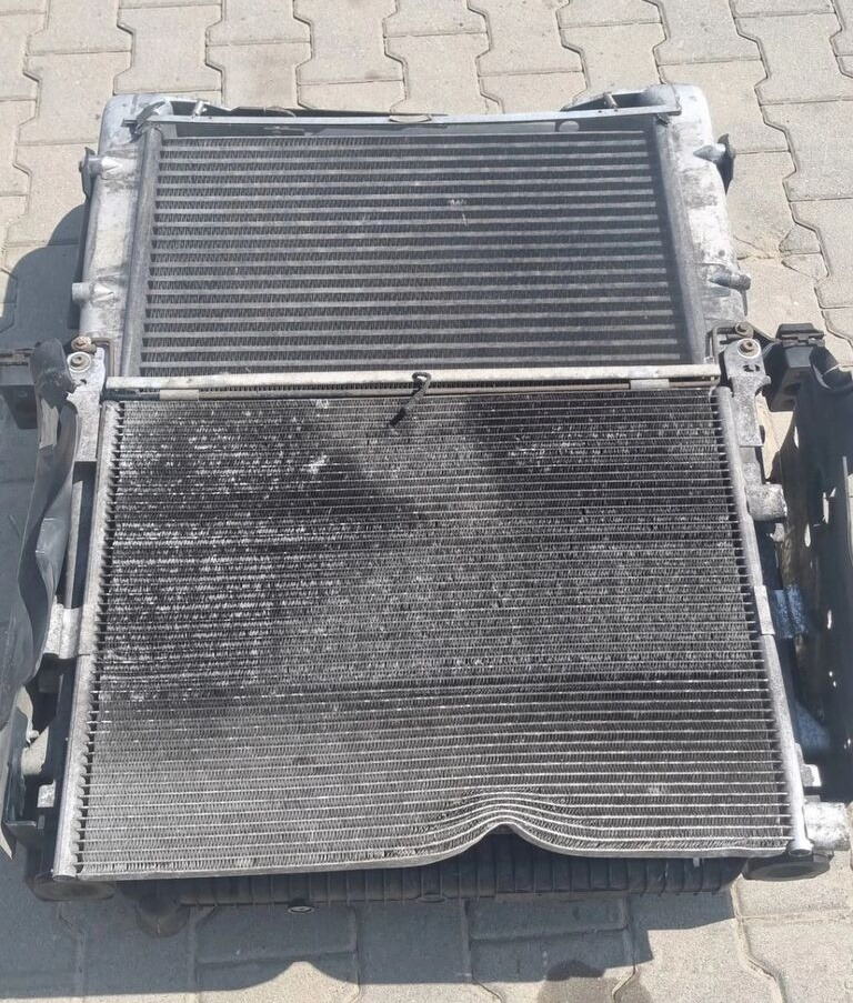 Renault OE Renault RENAULT PREMIUM 2 KERAX LANDER DXI truck - Radiaator - Veoauto: pilt 1 Renault OE Renault RENAULT PREMIUM 2 KERAX LANDER DXI truck - Radiaator - Veoauto: pilt 1