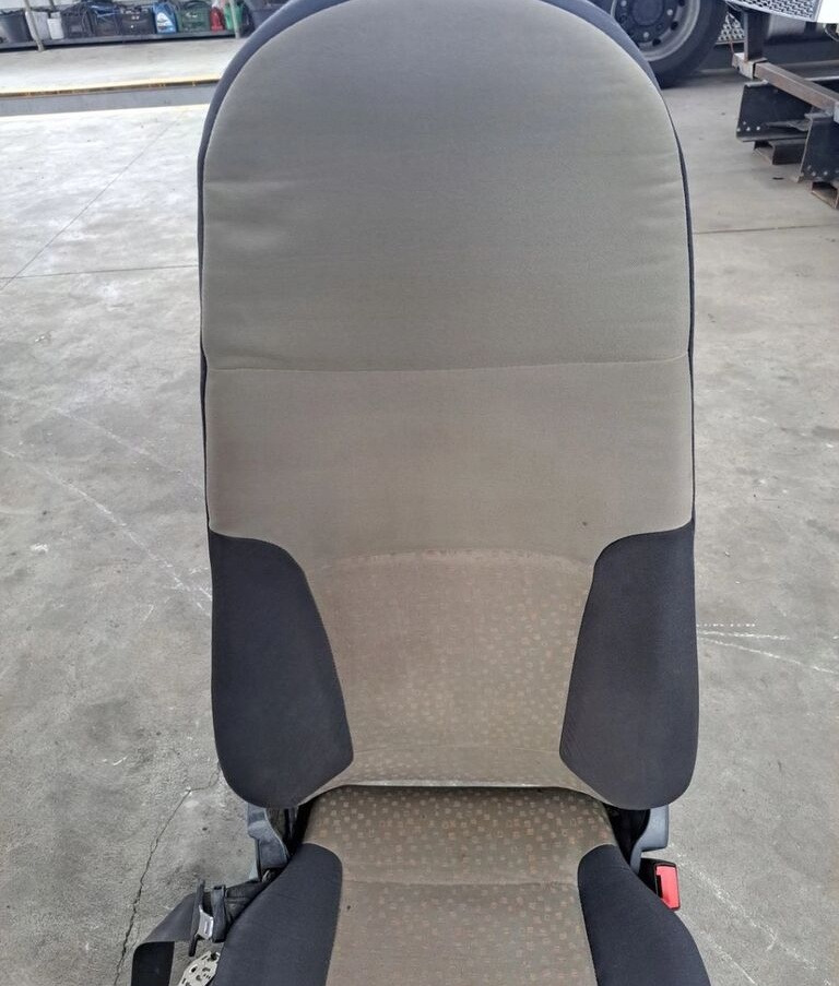 Renault PRAWY SIEDZENIE PASAŻERA Renault MIDLUM PREMIUM DXI - Iste - Veoauto: pilt 3 Renault PRAWY SIEDZENIE PASAŻERA Renault MIDLUM PREMIUM DXI - Iste - Veoauto: pilt 3