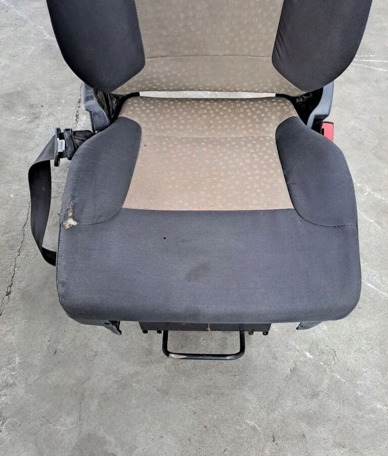 Renault PRAWY SIEDZENIE PASAŻERA Renault MIDLUM PREMIUM DXI - Iste - Veoauto: pilt 4 Renault PRAWY SIEDZENIE PASAŻERA Renault MIDLUM PREMIUM DXI - Iste - Veoauto: pilt 4