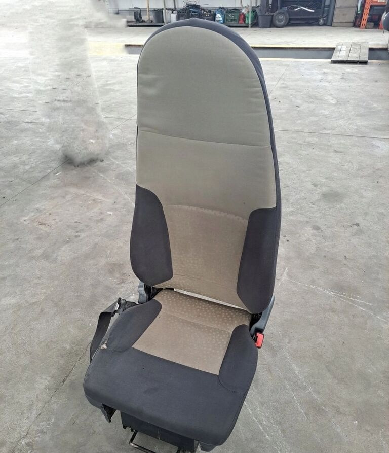 Renault PRAWY SIEDZENIE PASAŻERA Renault MIDLUM PREMIUM DXI - Iste - Veoauto: pilt 5 Renault PRAWY SIEDZENIE PASAŻERA Renault MIDLUM PREMIUM DXI - Iste - Veoauto: pilt 5