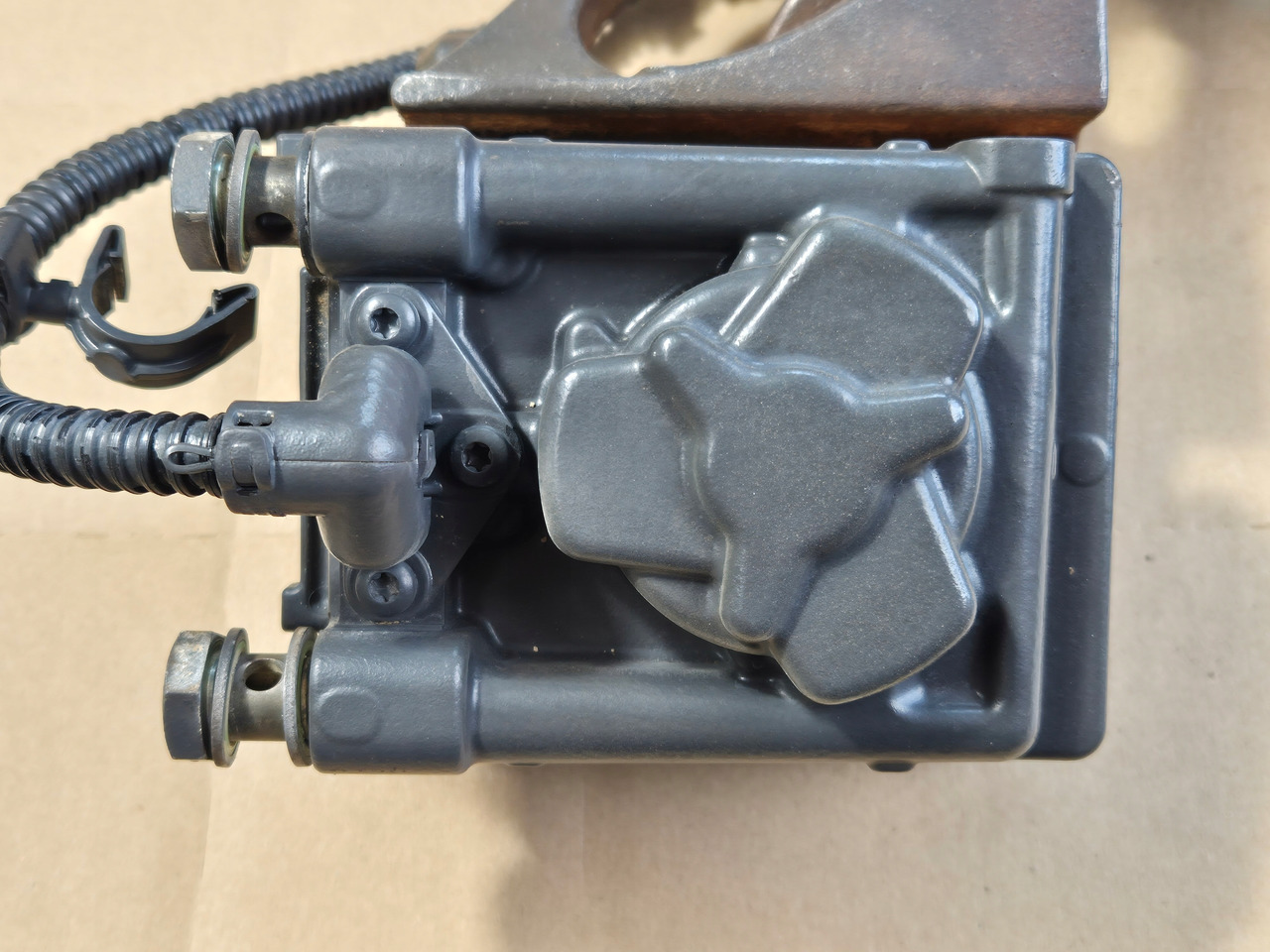 VOLVO ZAWÓR EGR KLAPA EGR RENAULT GAMA EVO TURBO COMPOUND VOLVO FH FM 24328031 - Mootor ja varuosad - Veoauto: pilt 3 VOLVO ZAWÓR EGR KLAPA EGR RENAULT GAMA EVO TURBO COMPOUND VOLVO FH FM 24328031 - Mootor ja varuosad - Veoauto: pilt 3