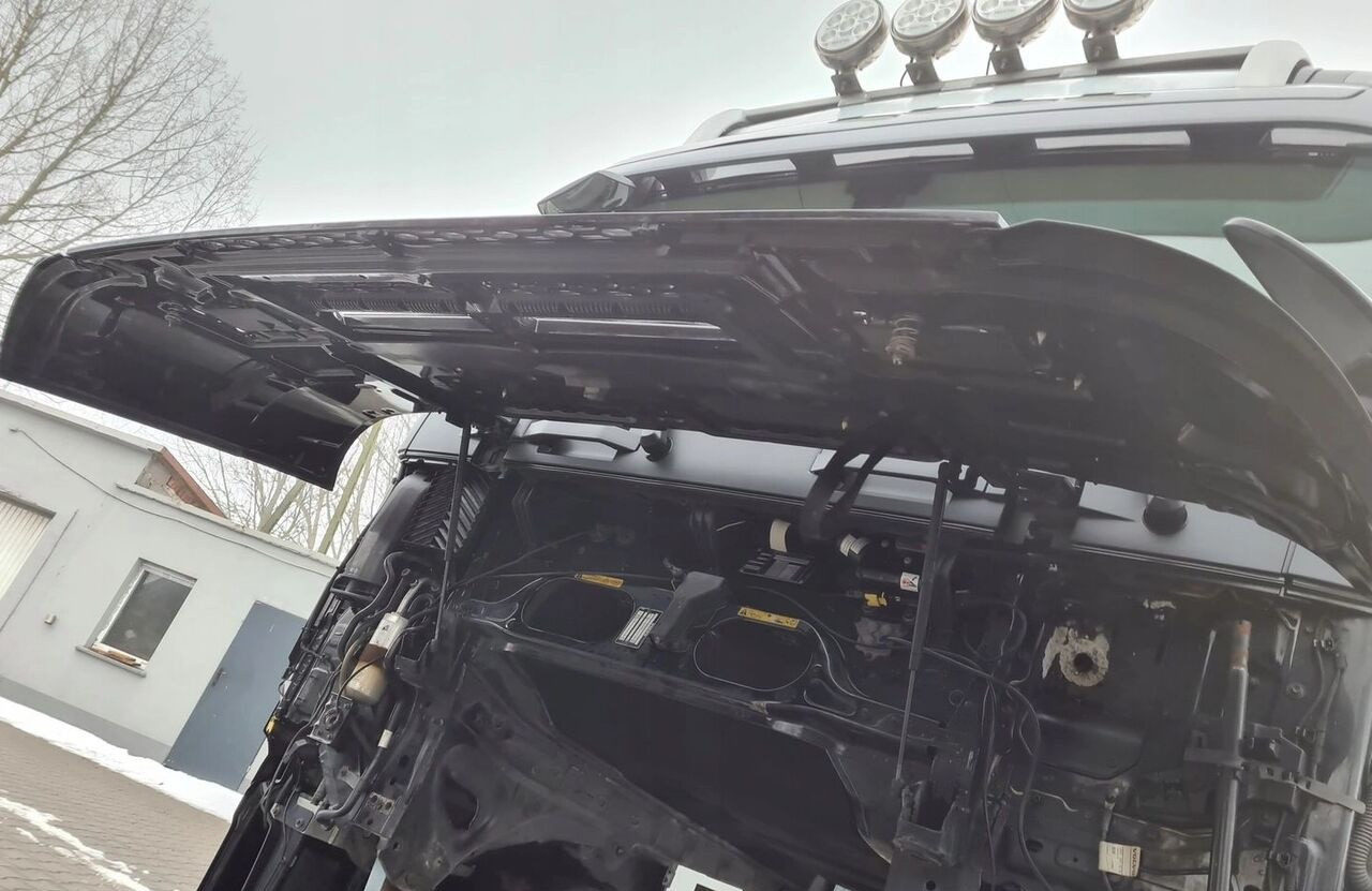 Volvo MASKA KOMPLETNA GÓRNA ATRAPA KABINY FH 16 EURO 6 Volvo VOLVO FH 16 EURO 6 - Kaitseraud - Veoauto: pilt 3 Volvo MASKA KOMPLETNA GÓRNA ATRAPA KABINY FH 16 EURO 6 Volvo VOLVO FH 16 EURO 6 - Kaitseraud - Veoauto: pilt 3