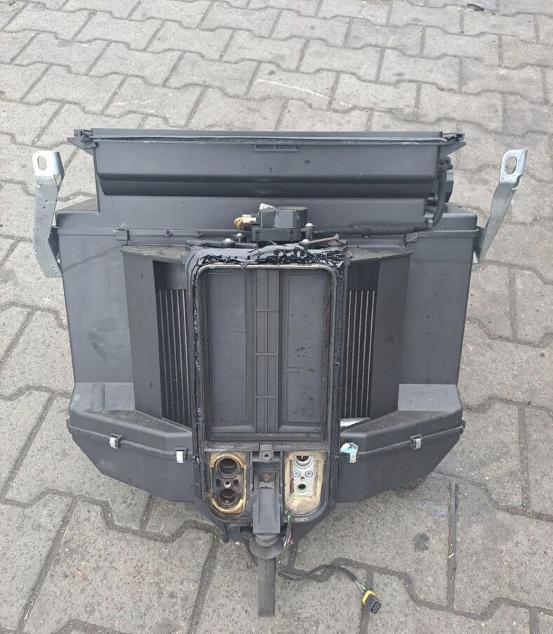 Volvo NAGRZEWNICA KOMPLETNA VOLVO FH FM 9 13 LIFT - Soojendus/ Ventilatsioon - Veoauto: pilt 1 Volvo NAGRZEWNICA KOMPLETNA VOLVO FH FM 9 13 LIFT - Soojendus/ Ventilatsioon - Veoauto: pilt 1