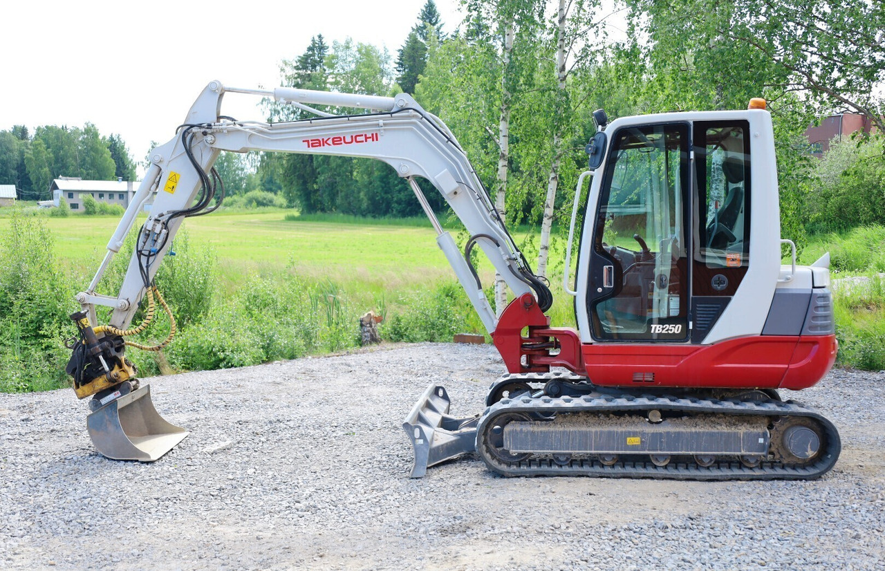 Takeuchi TB250 - Miniekskavaator: pilt 1 Takeuchi TB250 - Miniekskavaator: pilt 1