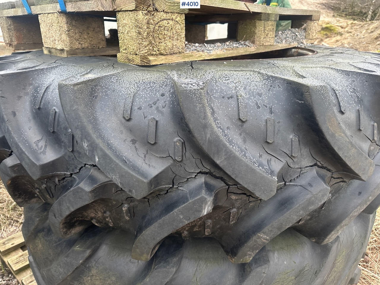 Traktor 1982 Fiat 780 DT w/ front loader, snow shovel, chains, top link, triangle and extra set of twin wheels.: pilt 47
