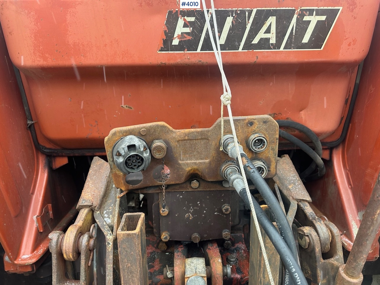 Traktor 1982 Fiat 780 DT w/ front loader, snow shovel, chains, top link, triangle and extra set of twin wheels.: pilt 41