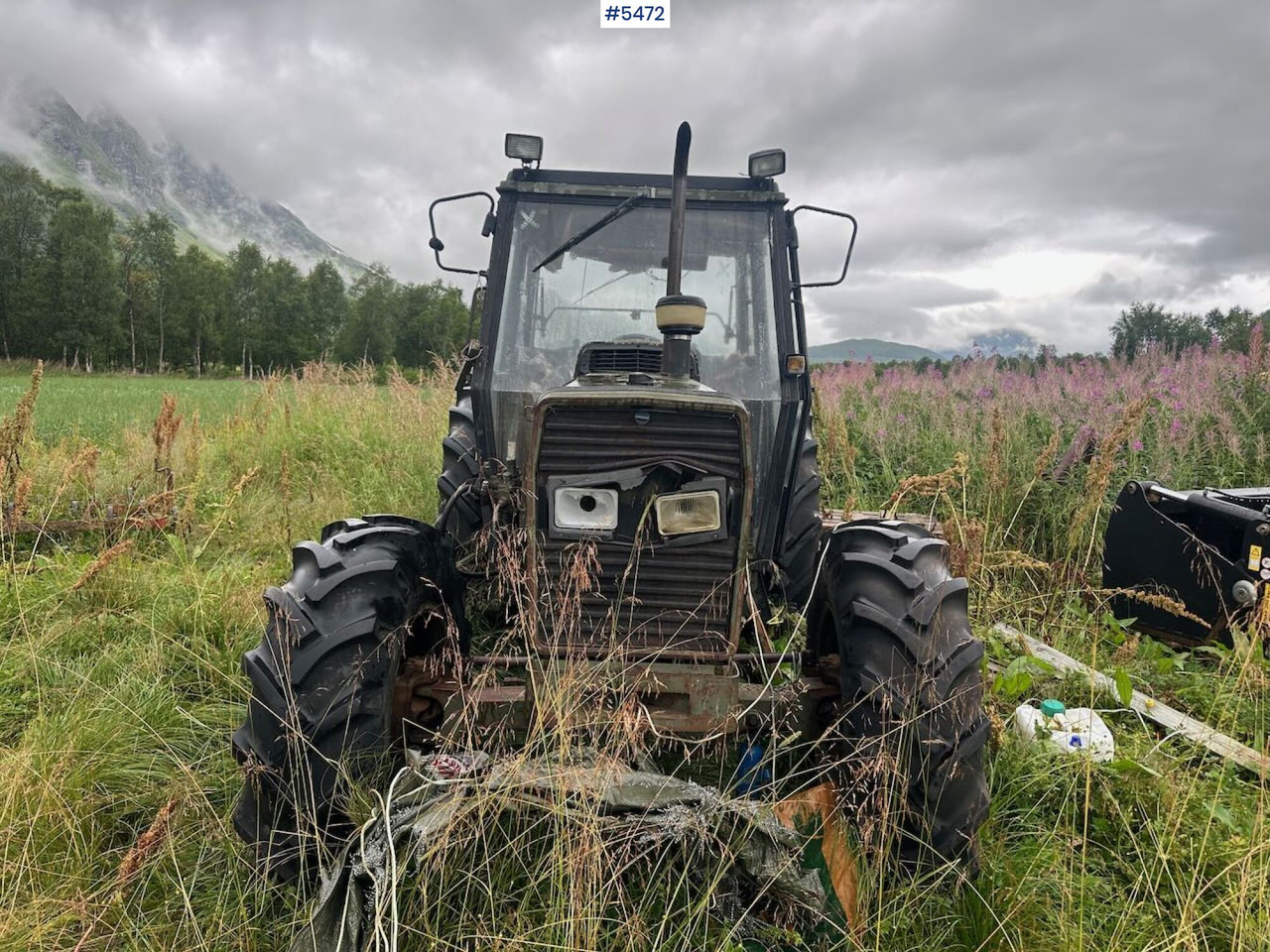 1988 Massey-Ferguson 375 tractor w/ front loader, earthmoving bucket and snow bucket. - Traktor: pilt 2 1988 Massey-Ferguson 375 tractor w/ front loader, earthmoving bucket and snow bucket. - Traktor: pilt 2