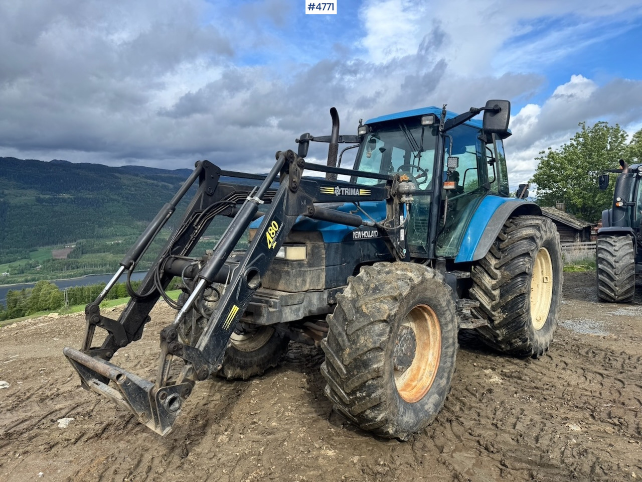2000 New Holland TM135 4x4 w/ Front loader - Traktor: pilt 4 2000 New Holland TM135 4x4 w/ Front loader - Traktor: pilt 4