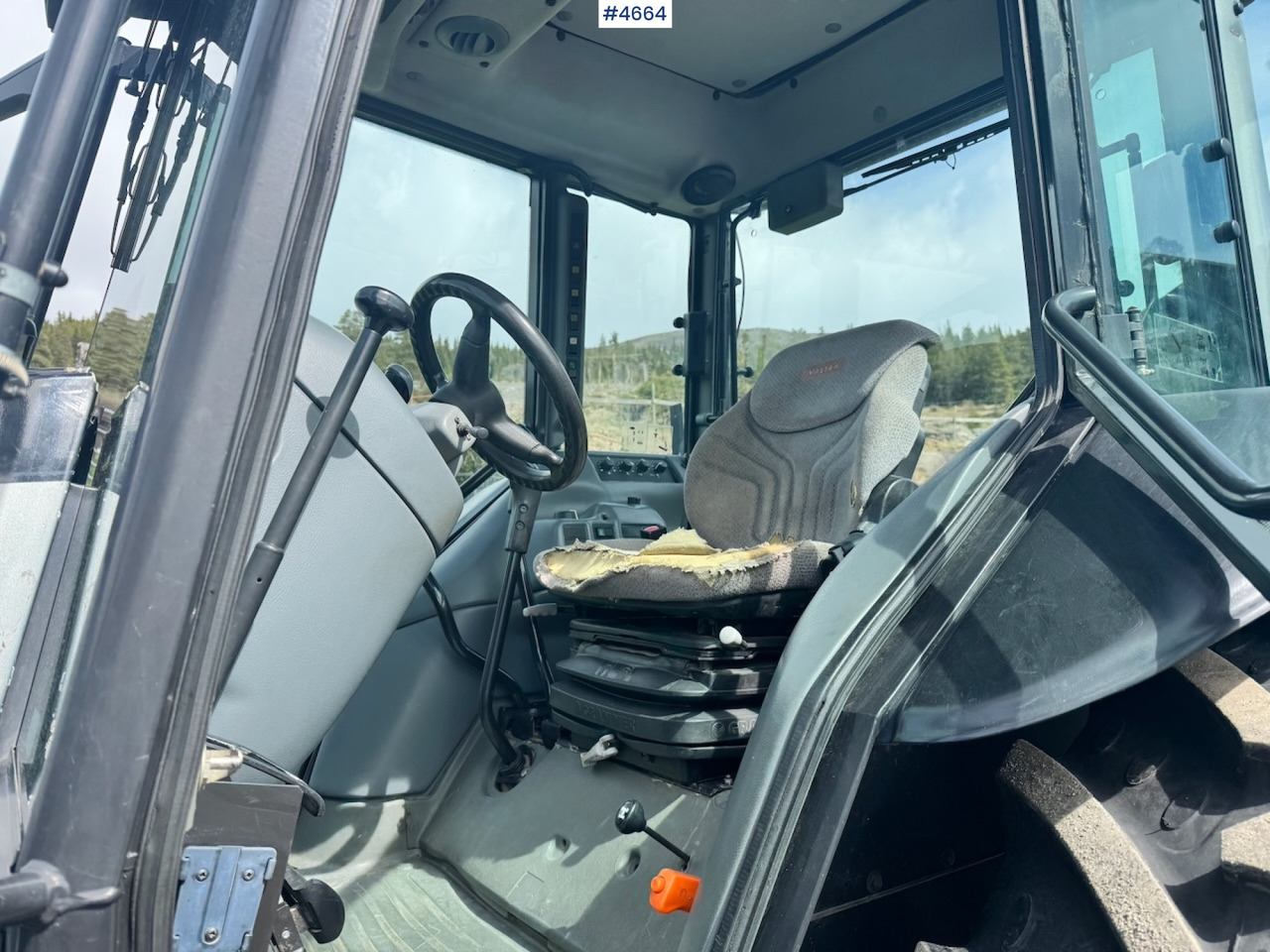 Traktor 2003 Valtra A85-4 4x4 with Front Loader – 4450 hours!: pilt 13