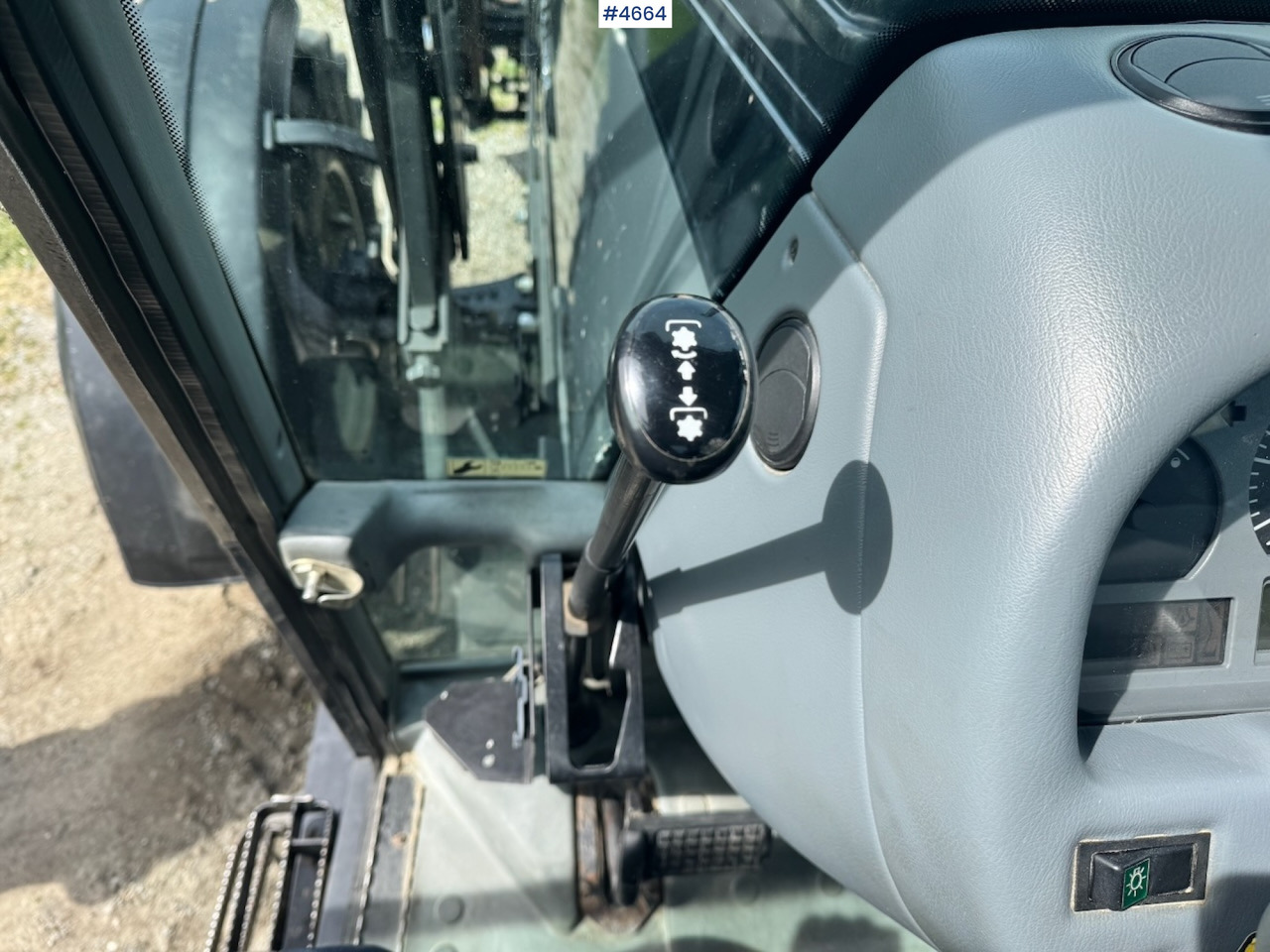 Traktor 2003 Valtra A85-4 4x4 with Front Loader – 4450 hours!: pilt 21