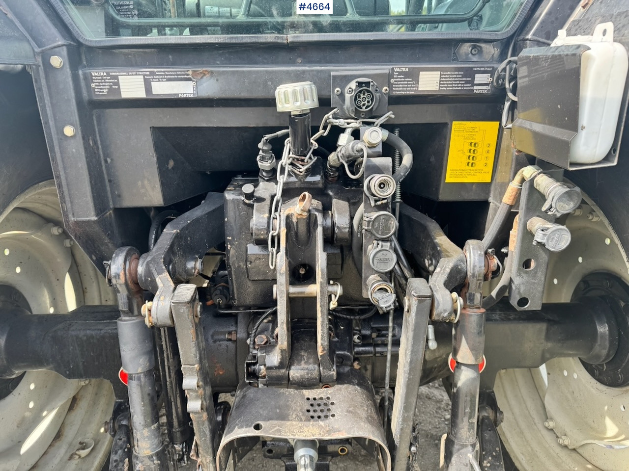 Traktor 2003 Valtra A85-4 4x4 with Front Loader – 4450 hours!: pilt 26