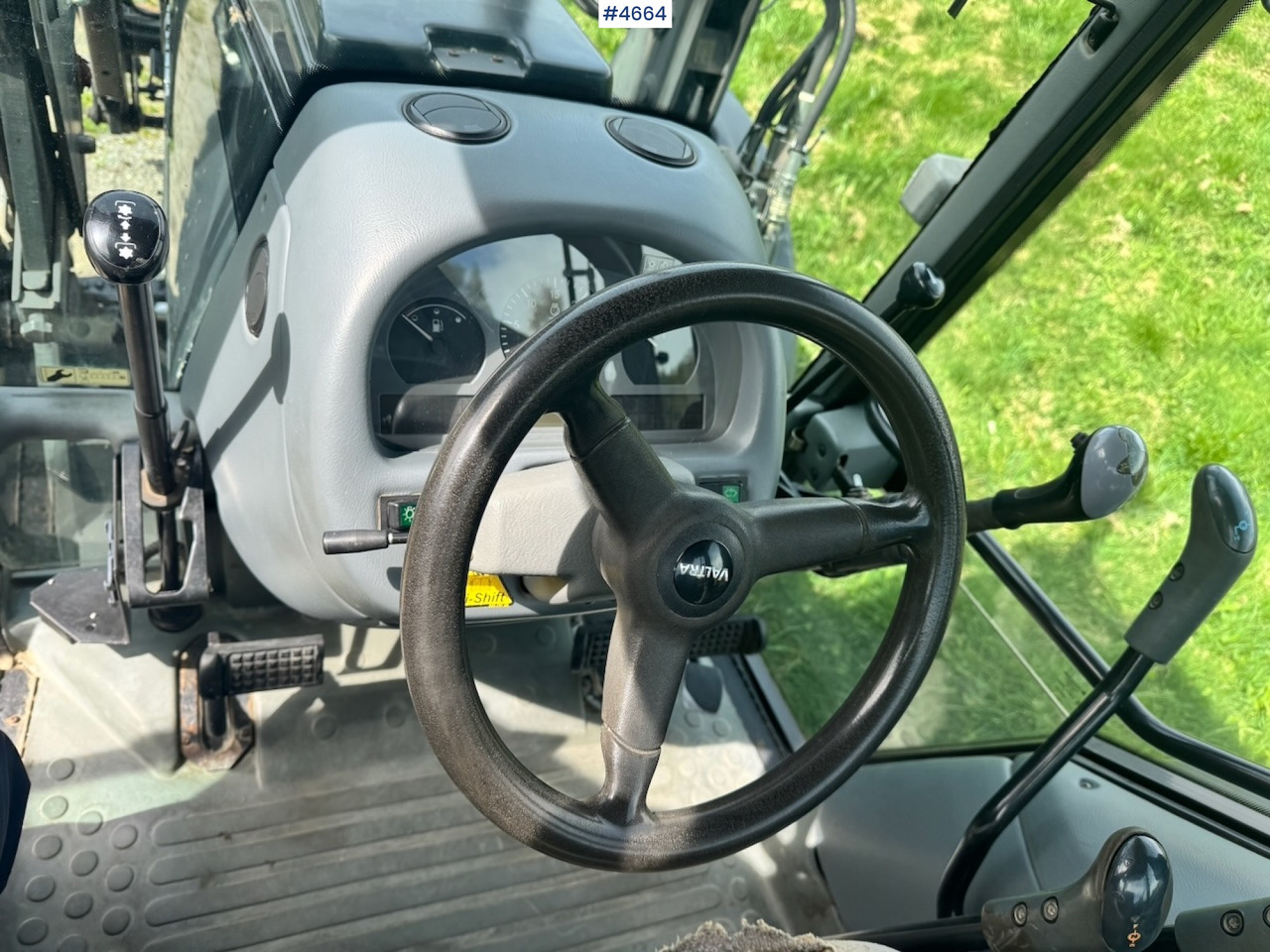 Traktor 2003 Valtra A85-4 4x4 with Front Loader – 4450 hours!: pilt 17