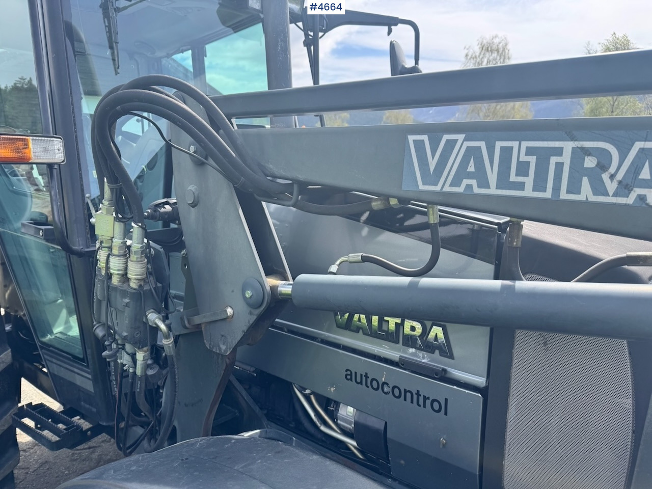 Traktor 2003 Valtra A85-4 4x4 with Front Loader – 4450 hours!: pilt 29