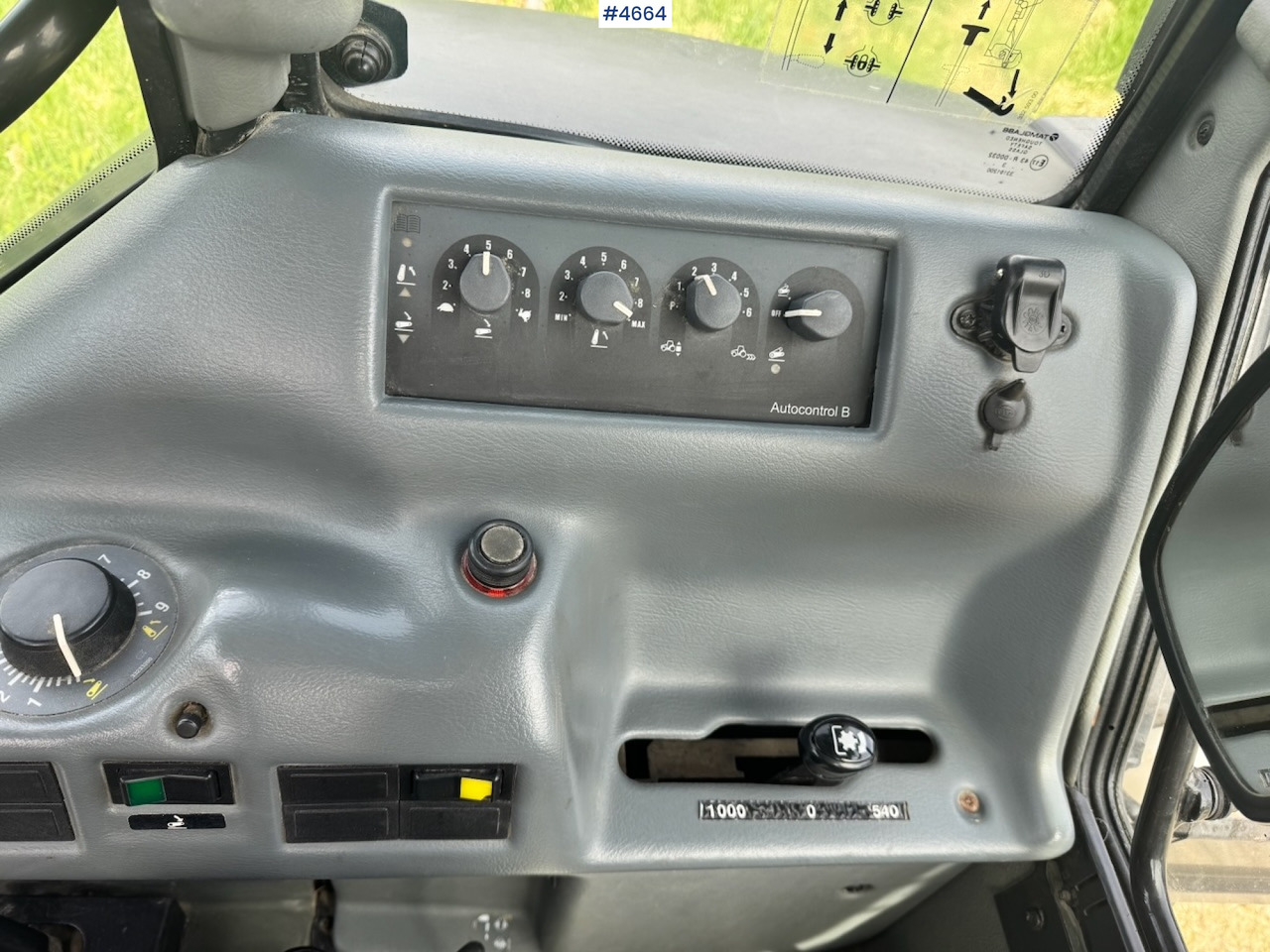 Traktor 2003 Valtra A85-4 4x4 with Front Loader – 4450 hours!: pilt 16
