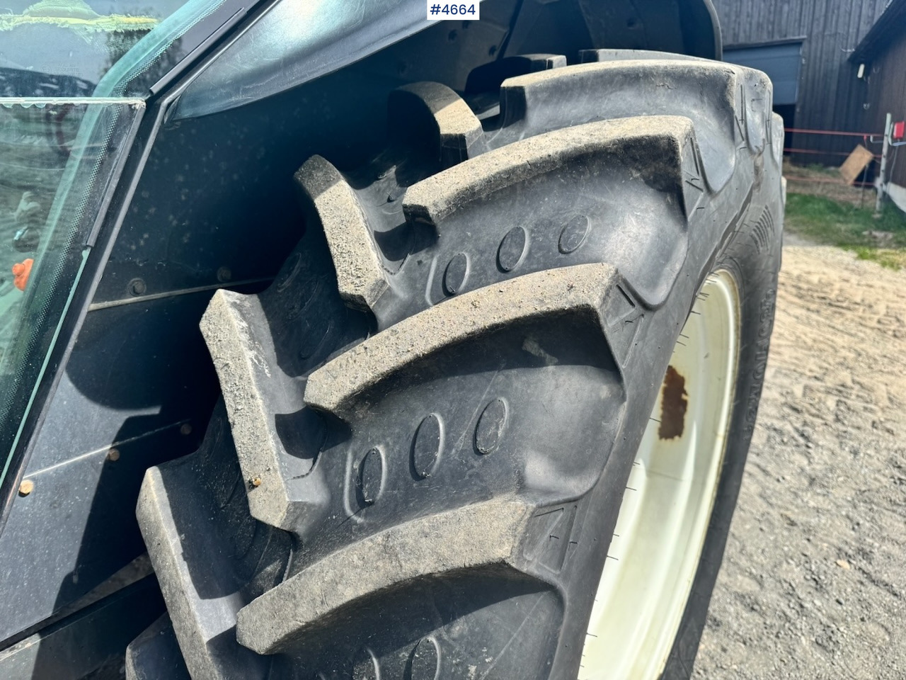 Traktor 2003 Valtra A85-4 4x4 with Front Loader – 4450 hours!: pilt 31