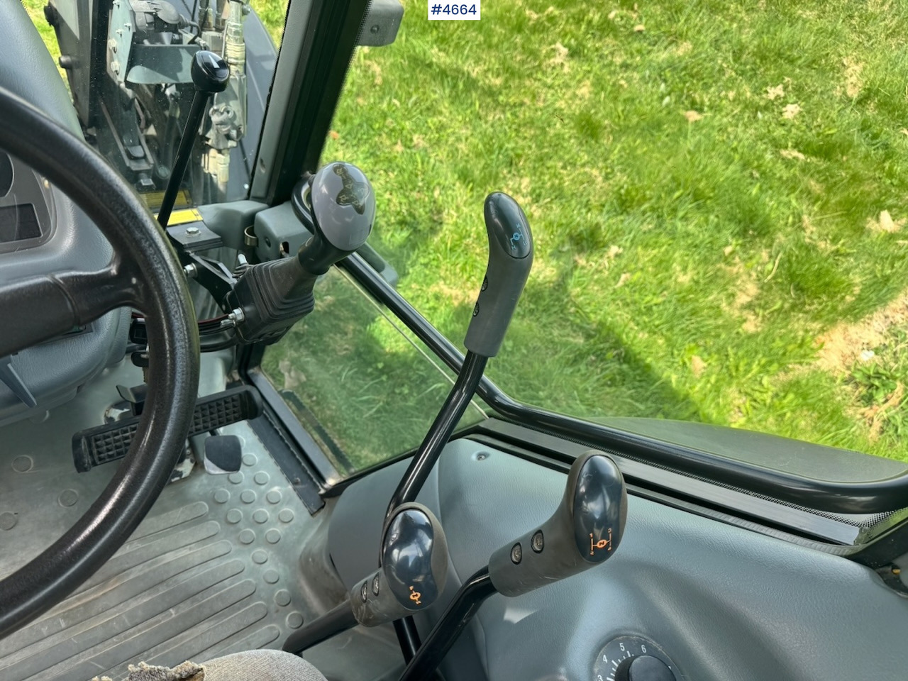 Traktor 2003 Valtra A85-4 4x4 with Front Loader – 4450 hours!: pilt 18