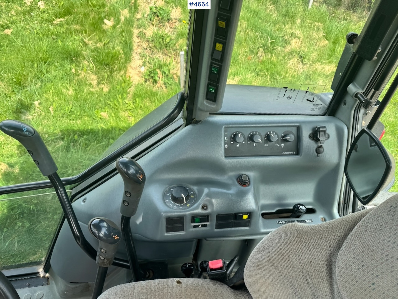 Traktor 2003 Valtra A85-4 4x4 with Front Loader – 4450 hours!: pilt 19