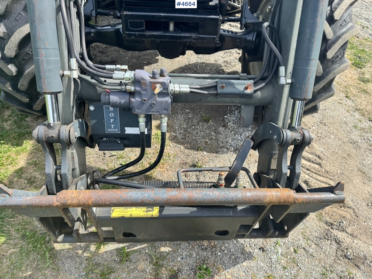 Traktor 2003 Valtra A85-4 4x4 with Front Loader – 4450 hours!: pilt 27