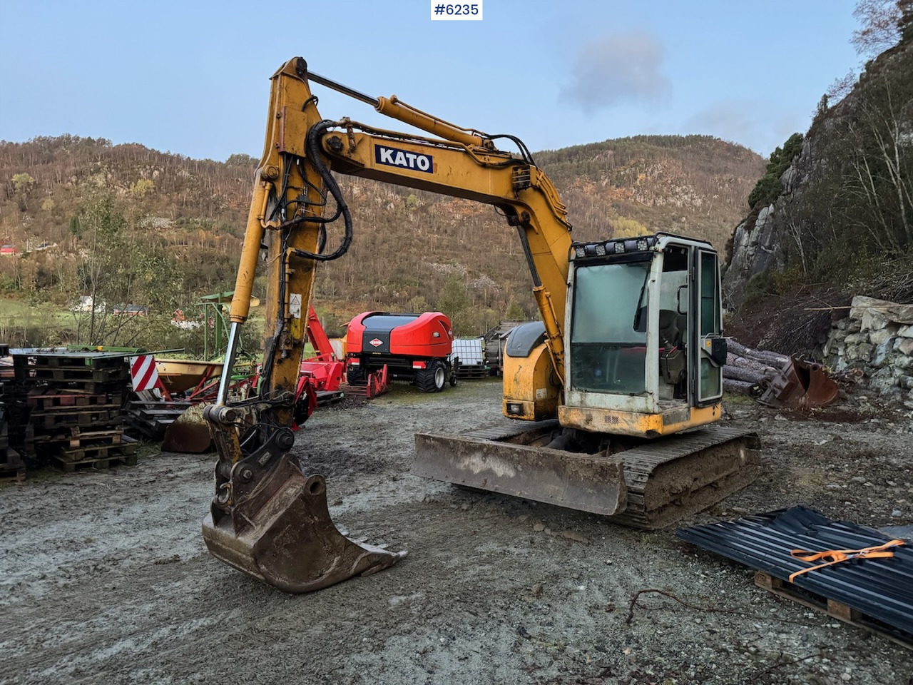 2004 Kato HD 308 US w/ 5 drawers, pincher, rake and spike hammer. - Ekskavaator: pilt 1 2004 Kato HD 308 US w/ 5 drawers, pincher, rake and spike hammer. - Ekskavaator: pilt 1