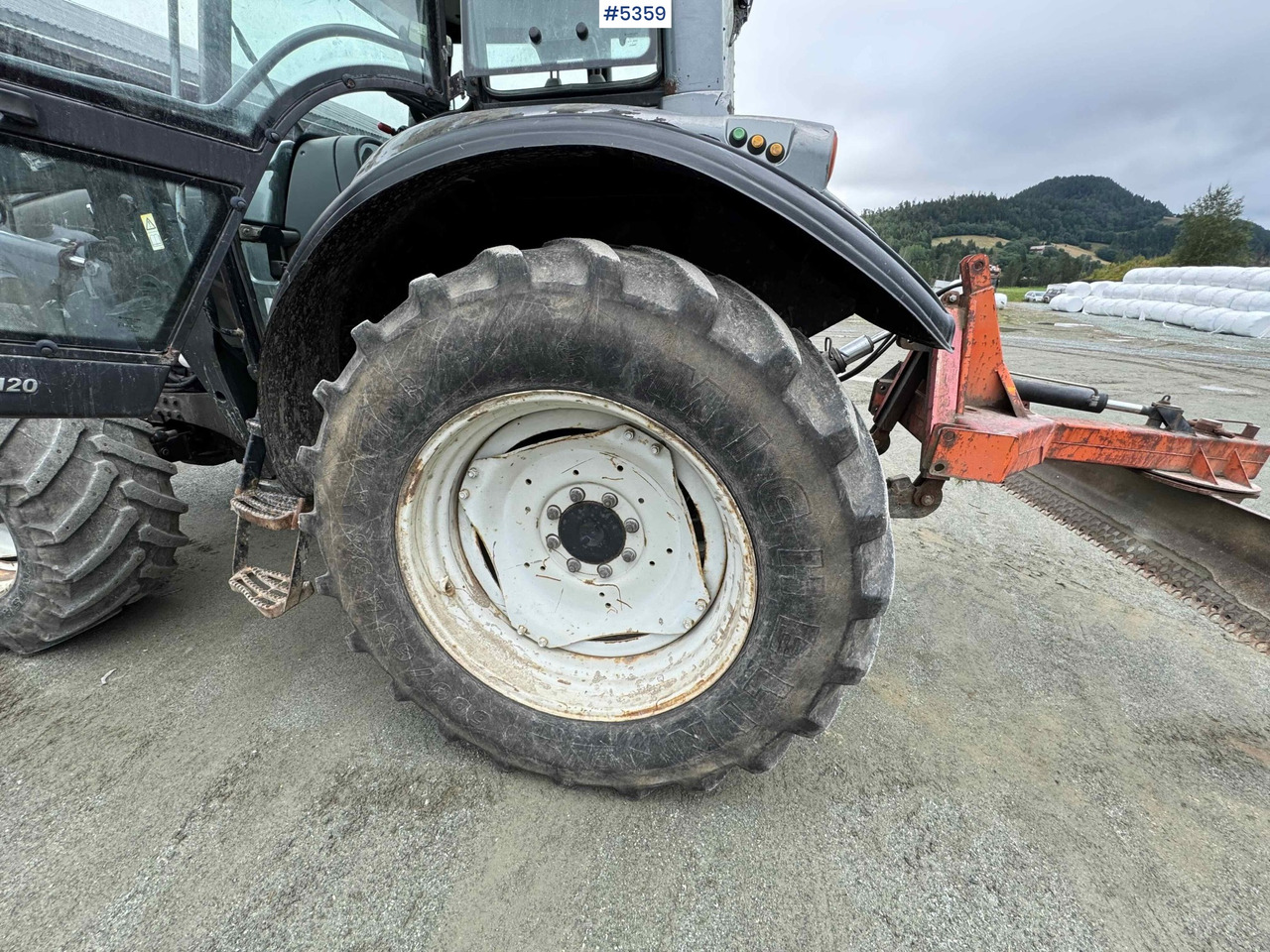 2004 Valtra M120-4 w/ loader and bucket - Traktor: pilt 3 2004 Valtra M120-4 w/ loader and bucket - Traktor: pilt 3