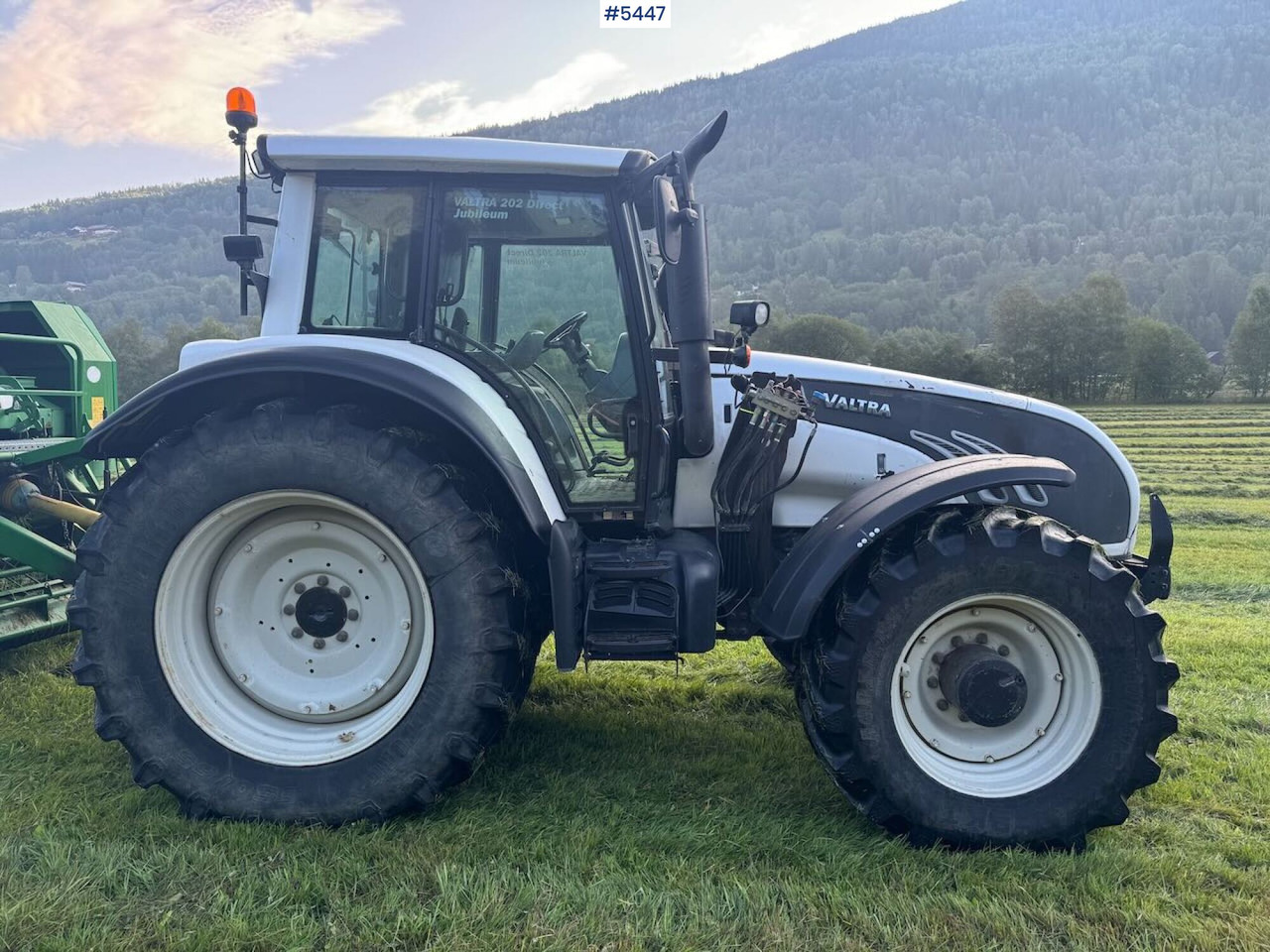 2009 Valtra T202 w/ loader - Traktor: pilt 2 2009 Valtra T202 w/ loader - Traktor: pilt 2