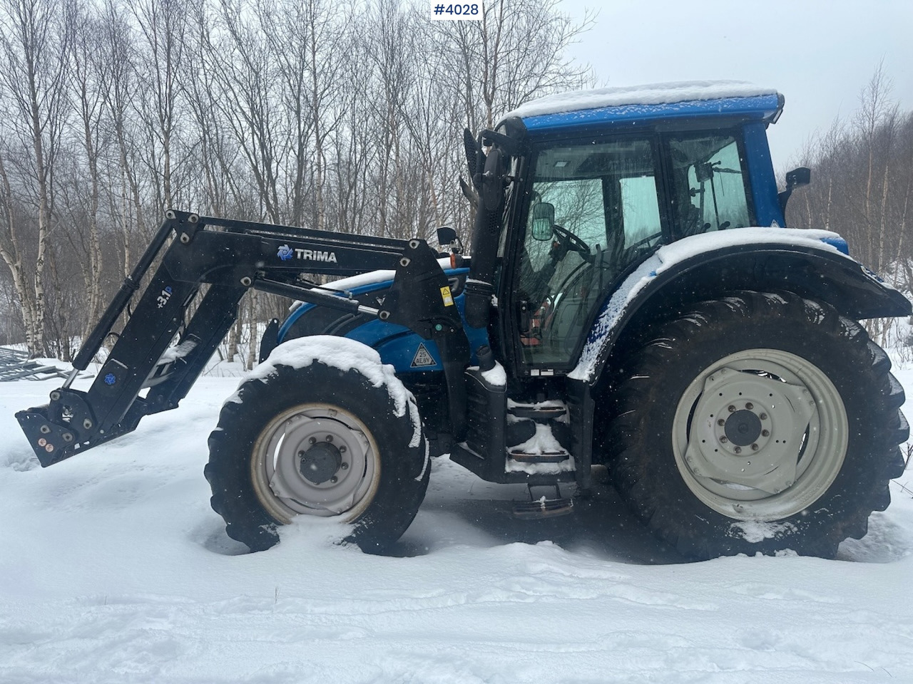 2012 Valtra N122 4x4 traktor w/ front loader and Dalen snow blower - Traktor: pilt 3 2012 Valtra N122 4x4 traktor w/ front loader and Dalen snow blower - Traktor: pilt 3