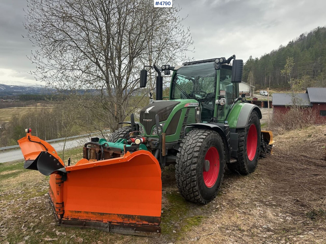 2014 Fendt 514 Vario 4x4 w/ front loader, folding plow, snow blower and sand spreader - Traktor: pilt 5 2014 Fendt 514 Vario 4x4 w/ front loader, folding plow, snow blower and sand spreader - Traktor: pilt 5
