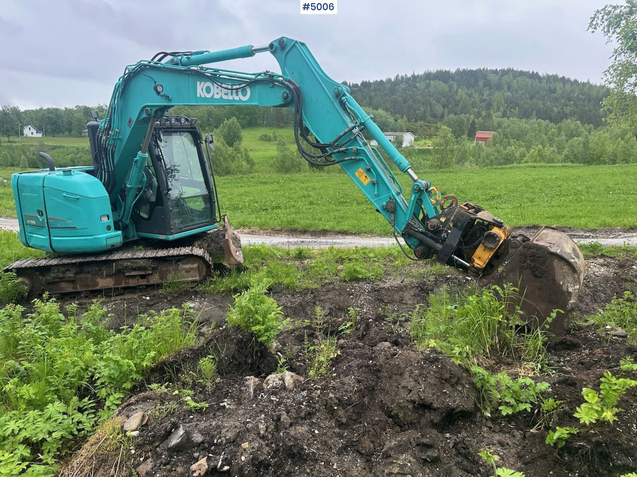 Ekskavaator 2016 Kobelco SK75SR-3E excavator w/ 2 buckets, rototilt and factory new engine: pilt 7