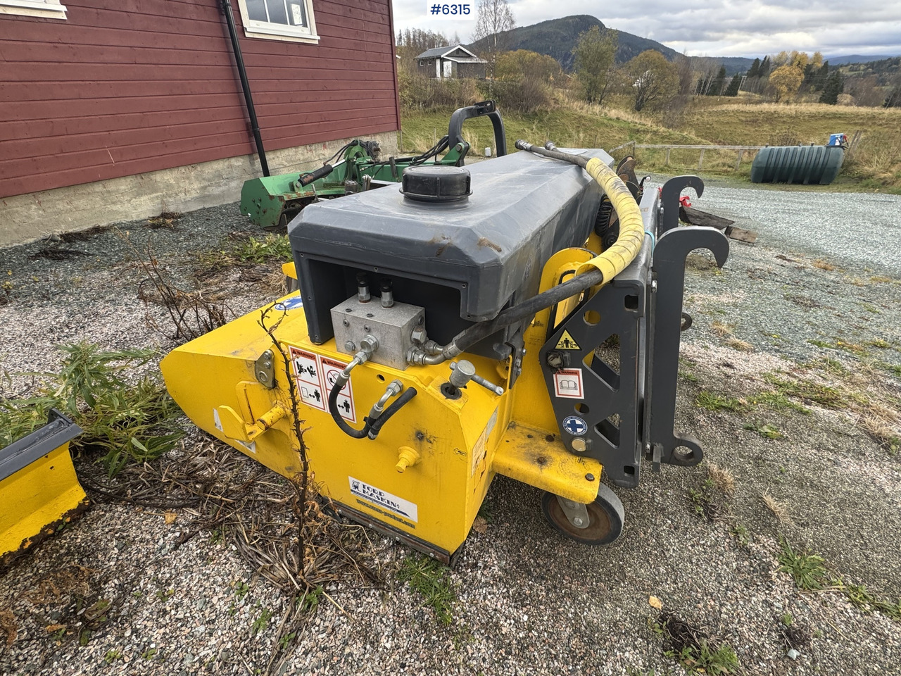 2016 VAMA 2000 Sweeping broom w/ side broom - Hari: pilt 1 2016 VAMA 2000 Sweeping broom w/ side broom - Hari: pilt 1